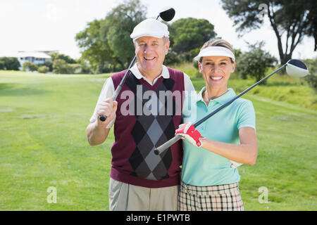 Golf Coppia sorridente in telecamera Foto Stock