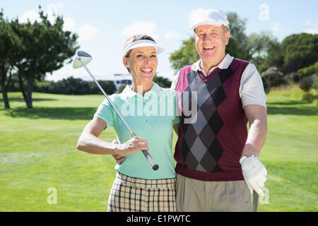 Golf Coppia sorridente in telecamera Foto Stock