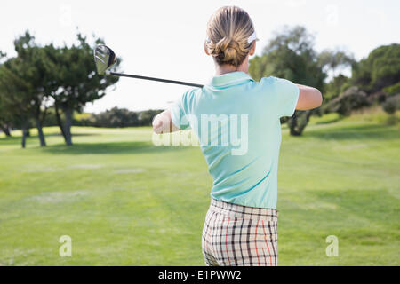 Giocatore di golf femminile in un colpo Foto Stock