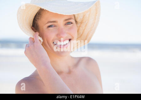 La donna nel cappello che guarda al mare Foto Stock