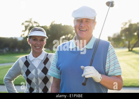 Golf Coppia sorridente in telecamera Foto Stock