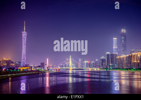 Guangzhou - Cina skyline sul Fiume Pearl. Foto Stock