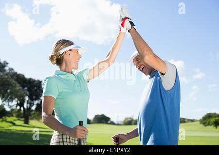 Golf giovane alta fiving sul campo da golf Foto Stock