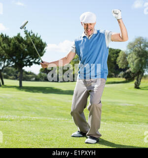 Golfista eccitato a fare il tifo per il putting green Foto Stock
