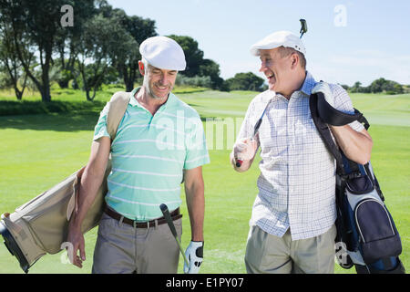 Il Golfer amici passeggiate a piedi e in chat Foto Stock