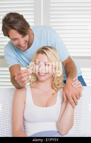 L'uomo sorprendente la sua fidanzata con un anello di fidanzamento sul lettino Foto Stock