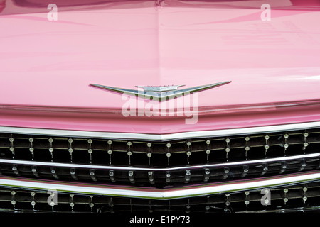 1959 Rosa Cadillac Coupe de Ville convertibile estremità anteriore il badge Foto Stock