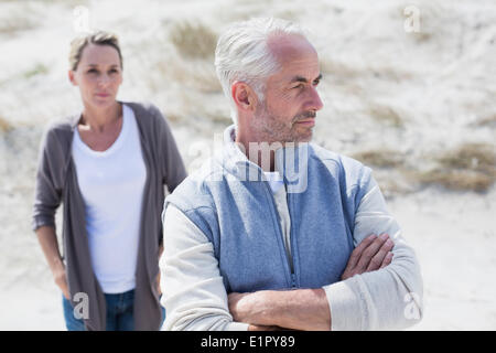 Paio di non parlare dopo argomentazione sulla spiaggia Foto Stock