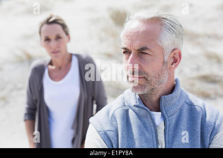 Paio di non parlare dopo argomentazione sulla spiaggia Foto Stock