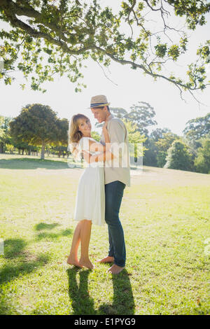 Carino coppia che pongono nel parco Foto Stock