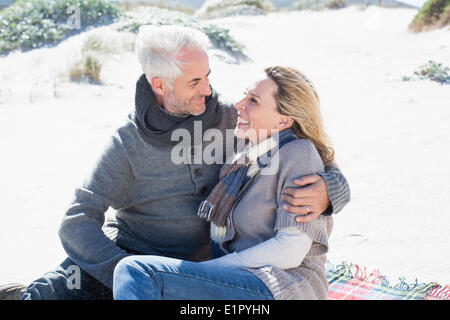 Spensierato giovane avente picnic sulla spiaggia Foto Stock