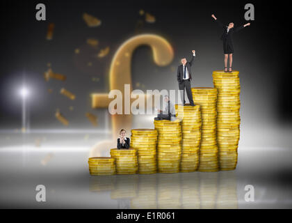 Immagine composita della gente di affari sulla pila di monete Foto Stock