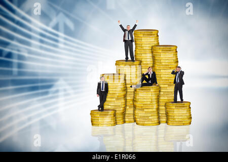 Immagine composita della gente di affari sulla pila di monete Foto Stock