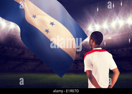 Immagine composita del tifoso di calcio in bianco in piedi Foto Stock