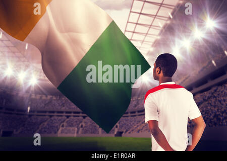 Immagine composita del tifoso di calcio in bianco in piedi Foto Stock