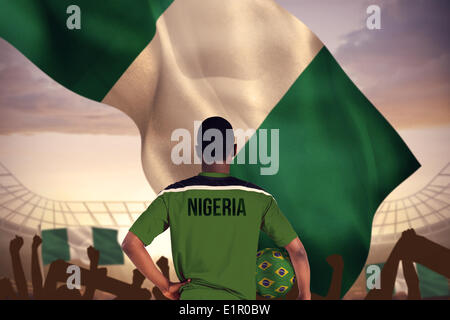 Immagine composita della Nigeria football giocatore in possesso palla Foto Stock