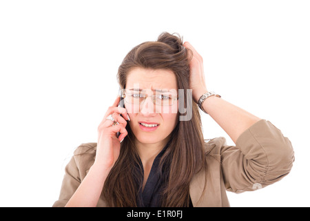 Business donna con gli occhiali audizione cattive notizie per telefono Foto Stock