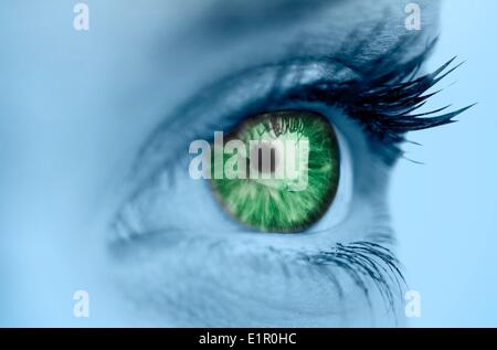 Occhio verde sulla faccia blu Foto Stock