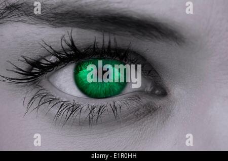 Bright Green eye sul volto femminile Foto Stock
