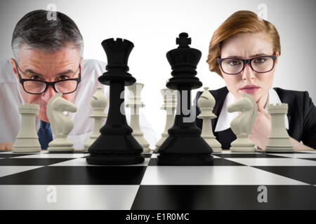 Immagine composita della gente di affari e scacchiera Foto Stock
