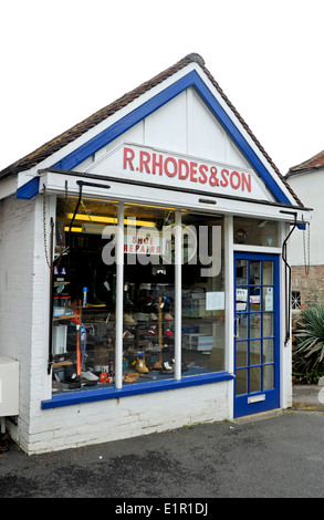 Billingshurst West Sussex Regno Unito - R Rhodes & Figlio shoe repair shop Foto Stock