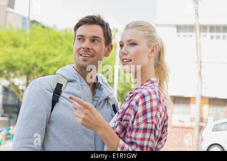 Giovane turista giovane di puntamento e di ricerca Foto Stock