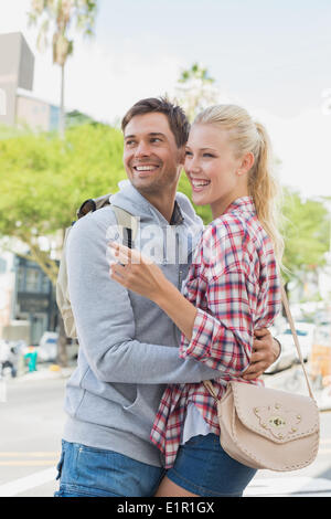 Giovane turista giovane di puntamento e di ricerca Foto Stock