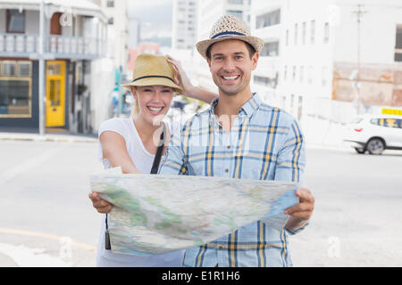 Giovane turista giovane consultazione della mappa Foto Stock