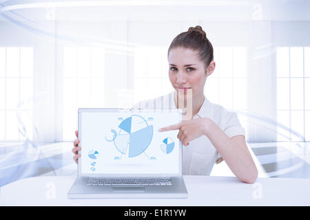 Immagine composita di imprenditrice che mostra un computer portatile Foto Stock