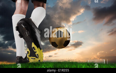 Immagine composita di scarpa da calcio calci sfere d'oro Foto Stock