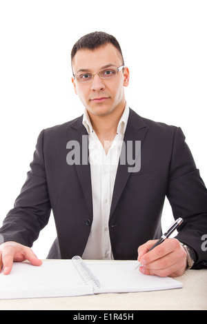 Bello insegnante maschio con gli occhiali iscritto nel notebook Foto Stock