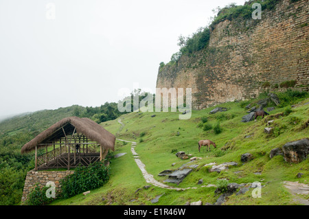 Le infrastrutture turistiche al di fuori delle mura della cittadella di Kuelap a Chachapoyas, nel nord del Perù Foto Stock