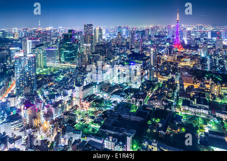 Tokyo, Giappone skyline della città con la Torre di Tokyo e Tokyo Skytree nella distanza. Foto Stock