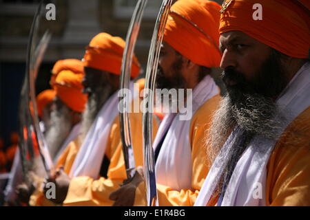 Londra, Regno Unito. 8 Giugno, 2014. Migliaia di Sikh si radunano in Hyde park, a Londra e a marzo a Trafalgar square per contrassegnare il trentesimo anniversario del 1984 massacro dei Sikh presso il Tempio Dorato nel Punjab e anche protestare contro ciò che essi sostengono come la costante persecuzione dei sikh in India. Credito: Jay Shaw Baker/NurPhoto/ZUMAPRESS.com/Alamy Live News Foto Stock