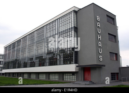 Il rinnovato, Bauhaus di Dessau Germania, uno dei più grandi edifici di definizione degli inizi del Movimento Moderno in architettura, architetto Walter Gropius Foto Stock