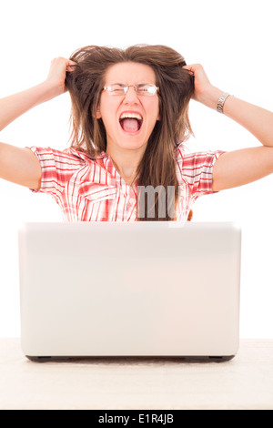 Scioccato donna informale con gli occhiali guardando al computer portatile e la spennatura capelli dalla sua testa perché terribile errore Foto Stock