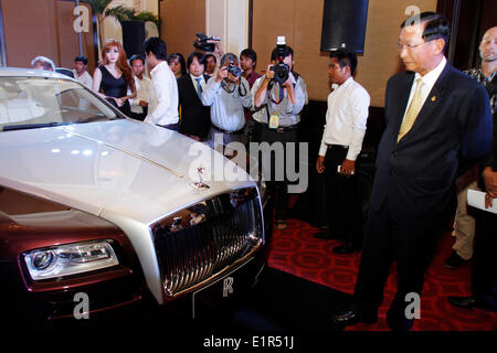 Phnom Penh. Il 9 giugno, 2014. Cham Prasidh (R, anteriore), ministro cambogiano di industria e artigianato, guarda una Rolls-Royce auto, in data 9 giugno 2014, in Phnom Penh Cambogia. Rolls-Royce automobili, uno del British iconica marche di auto, lunedì ha lanciato ufficialmente la sua prima concessionaria in Cambogia a toccare nel paese la crescente domanda di automobili di lusso. Credito: Sovannara/Xinhua/Alamy Live News Foto Stock