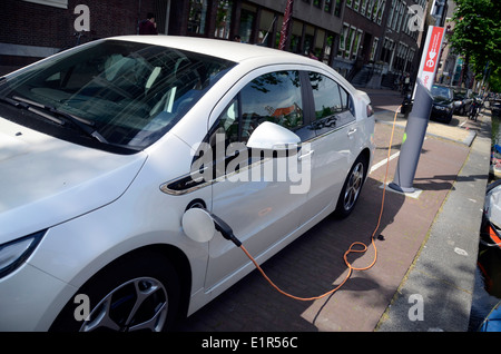 Auto elettrica essere ricaricati a carica elettrica punto in Amsterdam Olanda Foto Stock