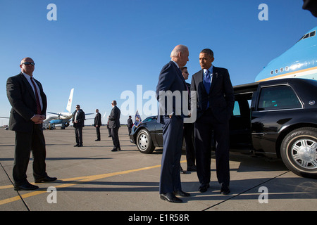 Il Presidente Usa Barack Obama i colloqui con il Vice Presidente Joe Biden prima di salire a bordo di Air Force One a dall'Aeroporto Internazionale di Pittsburgh prima della partenza Aprile 16, 2014 a Pittsburgh, PA. Il presidente Obama e il Vice Presidente Biden erano in Pennsylvania per il tour della Community College di Allegheny County West Hills centro e a parlare sull importanza di posti di lavoro-guidato la formazione di competenze. Foto Stock