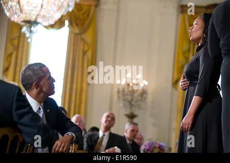 Il Presidente Usa Barack Obama orologi i bambini del coro Gospel eseguire durante la Pasqua preghiera prima colazione nella Sala Est della Casa Bianca Aprile 14, 2014 in Washington, DC. Foto Stock