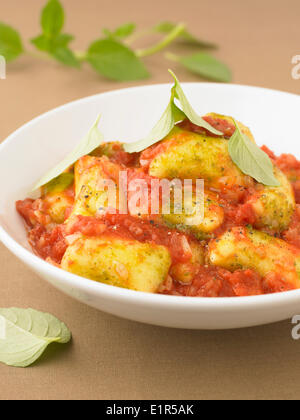Gnocchis in salsa di pomodoro con basilico Foto Stock