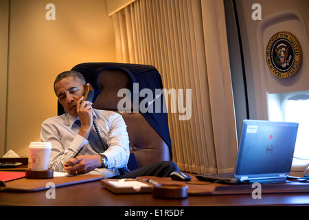 Il Presidente Usa Barack Obama parla al telefono nel suo ufficio a bordo di Air Force One 10 aprile 2014 su un volo di ritorno a Washington, DC. Foto Stock