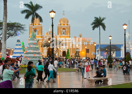 La piazza principale della città di Trujillo in Perù a Natale decorato con artificiale Alberi di Natale Foto Stock