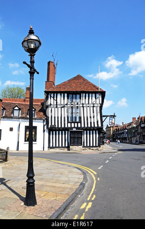 Falcon Hotel e Chiesa street con un ferro battuto lampione in primo piano, Stratford-Upon-Avon, Inghilterra, Regno Unito. Foto Stock