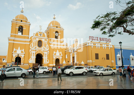 Cattedrale in Piazza principale della movimentata città coloniale di Trujillo, Perú Foto Stock