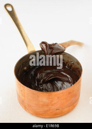 Mescolare insieme il cioccolato e la crema calda per la ganache Foto Stock