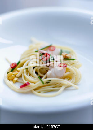 Spaghetti con la baia di Dublino e gamberetti e prosciutto crudo Foto Stock