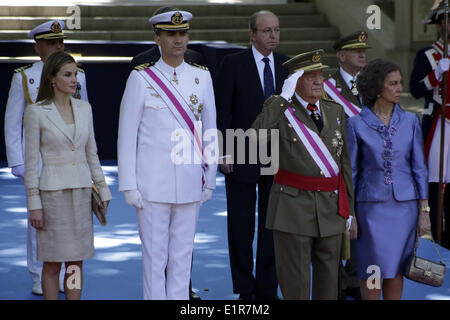 Giugno 8, 2014 - Madrid, Spagna - Da sinistra a destra della Spagna del Crown Princess Letizia, della Spagna del Principe Felipe, in Spagna il Re Juan Carlos e la Spagna è la regina Sofia di occuparsi di una parata militare sulle forze armate giornata a Madrid, Spagna, domenica 8 giugno, 2014. Il re Juan Carlos I piani ad abdicare e spianare la strada per il suo figlio, il Principe ereditario Felipe, per diventare il paese della prossima re. Il 76-anno-vecchio Juan Carlos ha supervisionato la sua transizione del paese dalla dittatura alla democrazia ma ha avuto ripetuti problemi di salute negli ultimi anni. © ZUMA Press, Inc./Alamy Live News Foto Stock