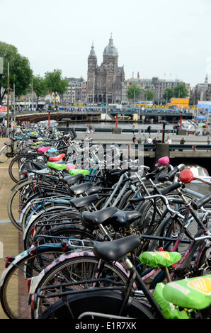 Biciclette sul bike sorge fuori la stazione ferroviaria centrale di Amsterdam Olanda Foto Stock