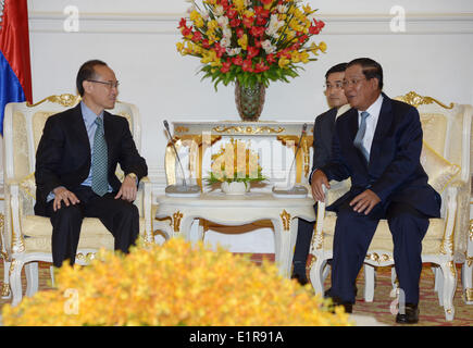 Phnom Penh Cambogia. Il 9 giugno, 2014. Primo ministro cambogiano Hun Sen (R) si riunisce con la ex-Singapore era ministro per gli affari esteri George Yong-boon Yeo, presidente della Hong Kong-base logistica di Kerry, in Phnom Penh Cambogia, 9 giugno 2014. Hun Sen ha ricevuto un ospite straniero presso la capitale del Palazzo della Pace il lunedì mattina, concludendo le indiscrezioni che egli aveva subito un grave colpo. © Sovannara/Xinhua/Alamy Live News Foto Stock